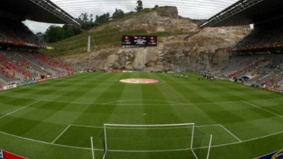 El Manchester United jugó su partido Champions ante el Braga en el AXA Stadium, un recinto excavado en la ladera de una montaña. Su arquitecto, Eduardo Souto de Moura, ha sido premiado con el premio Pritzker, el equivalente de la arquitectura del Premio Nobel, por la dificultad de su construcción. Pero hay otros estadios que merecen ser repasados.
