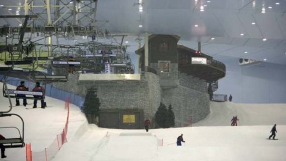Ski Dubai ¿Se puede esquiar en el desierto con nieve de verdad, telesillas y hasta una casa de piedra de estilo alpino en la parte superior de la montaña? Pues sí. Todo esto esposible en el Ski de Dubai, aunque en el exterior se pase de los 40 grados.