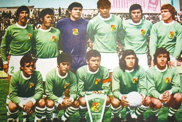 1973 fue uno de los años más aciagos en eliminatorias. Bolivia no logró un solo punto. De pie: Olivera, Costas, Jiménez, Cabrera Busset, Pérez, y Antelo. De cuclillas: Morales, Vargas, Cabrera Rivero, Mezza y Fernández.