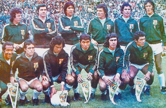 Selección de 1977. Este equipo hizo la mejor campaña de un equipo nacional en la primera fase de la Eliminatoria que ganó invicto. De pie: Angulo, Jiménez, Baldivieso, Lima, Campos y Rimazza. De cuclillas: Gadea (kinesiologo), Morales, Aragonés, 