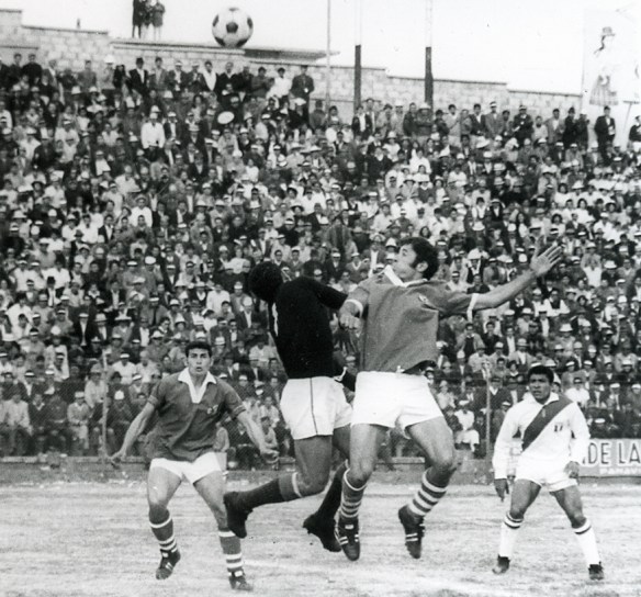 Farías pelea la pelota con el arquero Rubiños. El 