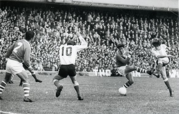 En Buenos Aires Argentina derrotó a Boilivia por un estrecho 1 a 0, penal inventado por el árbitro. En la foto remate argentino, Rada se cubre y Maldonado espera.