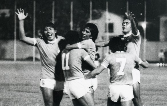 Primer triunfo boliviano como visitantes en una eliminatoria. 3 a 1 a Venezuela. Celebran 