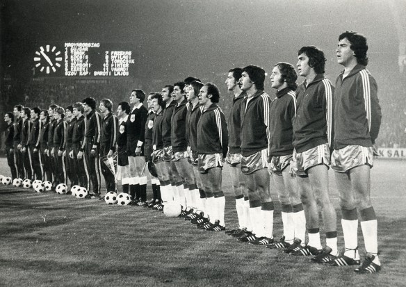 Los seleccionados de Hungría y Bolivia en el momento de los himnos en la previa del partido en Budapest. Bolivia soportó una goleada (0-6).