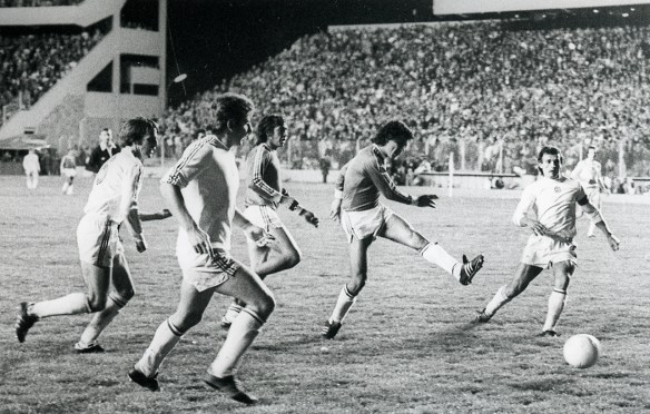 Aragonés anota el segundo gol de Bolivia, lo acompaña Ovidio Mezza. Bolivia perdió 2-3 en La Paz en el partido de vuelta con Hungría. Fue el primer partido de la selección en el Siles remodelado.