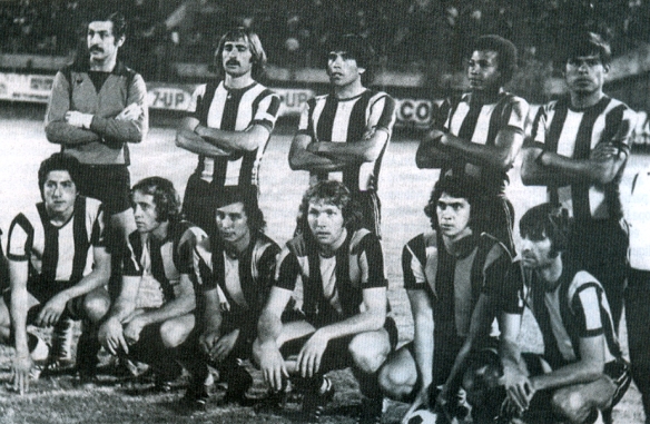 The Strongest, el primer campeón en la historia de la Liga (1977). Loza,  Fontana, Concha, Iriondo, Robles, Paredes, Bastida, Ruiz, Lattini, Mezza y Cañellas