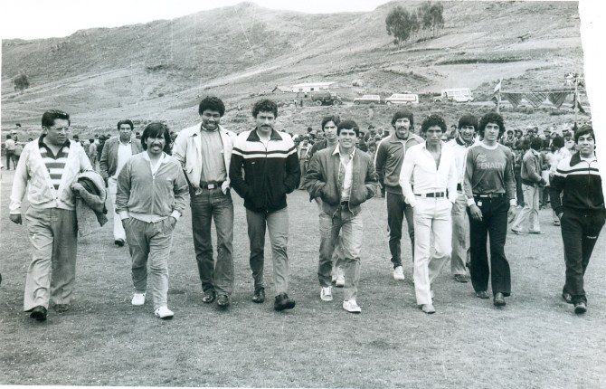 Bolivia, ironías de la vida, comenzó su preparación en 1985 en Huarina, a orillas del Titicaca, a 3.850 mts. Esa selección fue la única en la historia que jugó una eliminatoria en Santa Cruz a 457 mts sobre el nivel del mar.