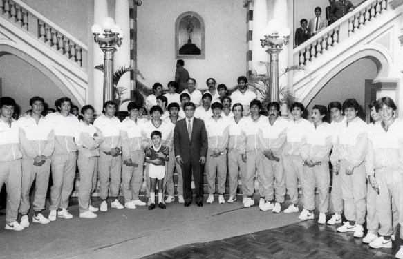El Presidente Paz Zamora recibe en Palacio a la selección nacional, antes de las Eliminatorias.