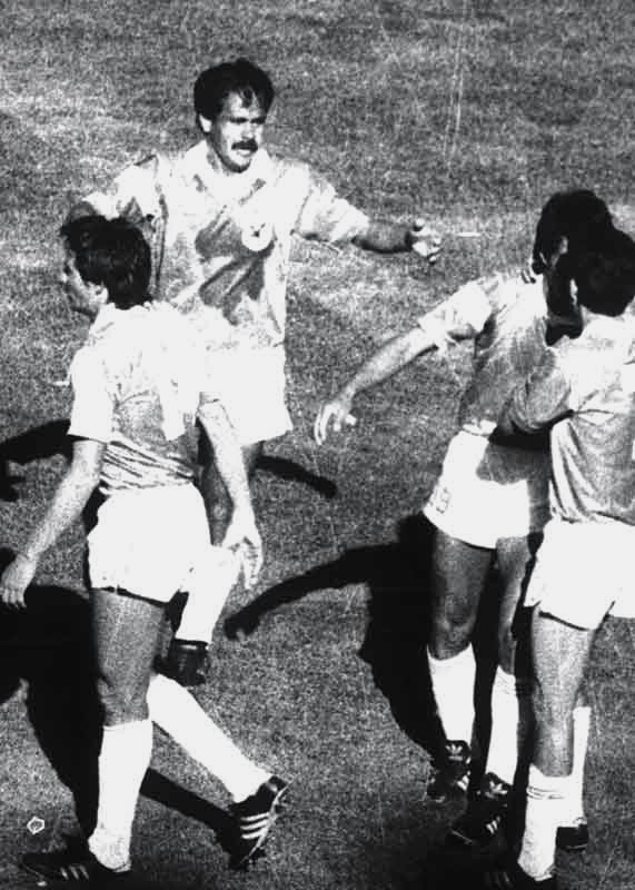 Peña acaba de anotar el segundo de Bolivia, sus compañeros los abrazan, Romero celebra, un 2 a 1 que pudo ser goleada.