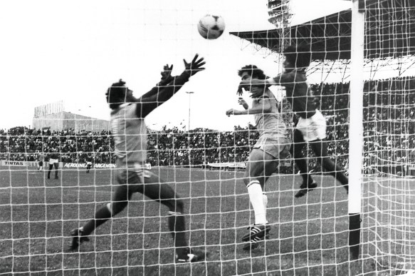 Casagrande anota la apertura a los 10 minutos del segundo tiempo. Brasil derrotó a Bolivia 2 a 0 sentenciando la eliminatoria,