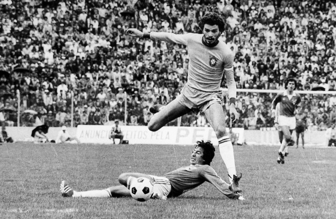 Sócrates, uno de los grandes jugadores que produjo Brasil enfrenta a Bolivia en el Siles en 1981. Defiende Ramiro Vargas.