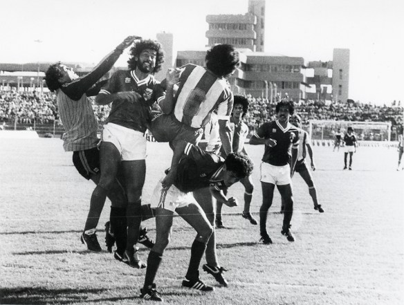 Ataque paraguayo. Despeja Galarza, Coímbra y Melgar defienden. Romero observa la jugada. El partido terminó en empate 1 a 1