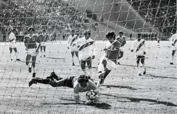 Álvaro Peña remata ante la defensa del arquero Purizaga. Atentos Ramallo, Melgar y Borja. Bolivia derrotó a Perú en La Paz y Lima por el mismo marcador (2 a 1).