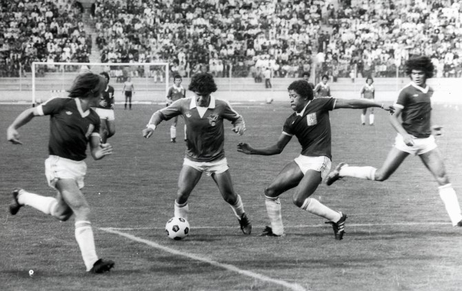 Erwin "Chichi" Romero, luce su genio frente a la defensa venezolana. El partido terminó con goleada verde por 3 a 0