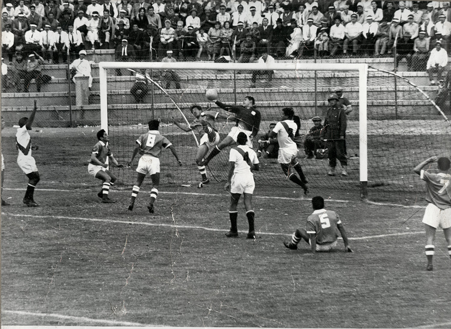 En el tercer partido, Bolivia se perfila ya como uno de los favoritos, 3 a 2 a Perú en La Paz. Espectacular tapaada de Rubiños ante la avalancha del ataque boliviano