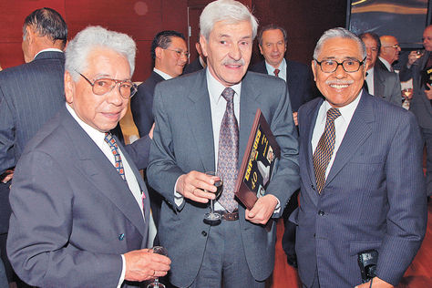 Lorenzo-Carri-Vargas-Lucio-Flores_LRZIMA20121112_0048_11