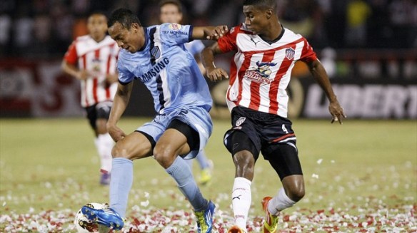 González de Bolívar, domina el balón frente a Quiñones de Junior