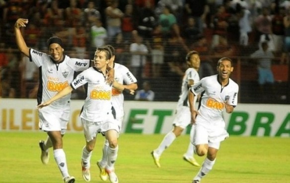 Ronaldinho y los suyos celebran el autogol de Méndez que le dio el triunfo en La Paz por 2 a 1