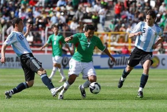 6 a 1. Incuestionable. Goleada para quedarse siempre en la memoria de los hinchas de ambas selecciones. G. Ribeyro domina el balón frente a la impotencia albiceleste