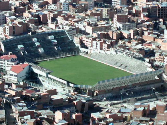 Estadio Libertador Bolívar, propiedad del club Bolívar. Bolivia jugó las eliminatorias de 1977 en este campo, mientras se concluía la remodelación del Siles.