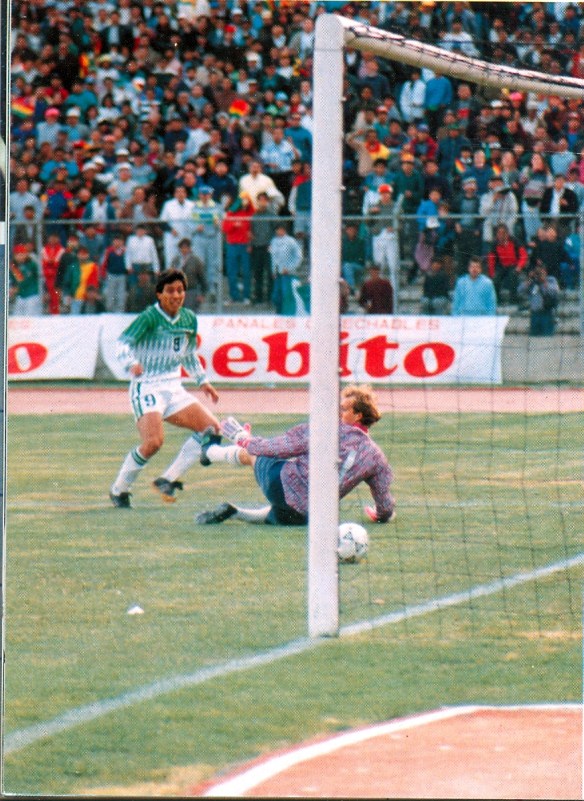 Álvaro Peña anota el segundo gol frente a Brasil, por si cupieran dudas.