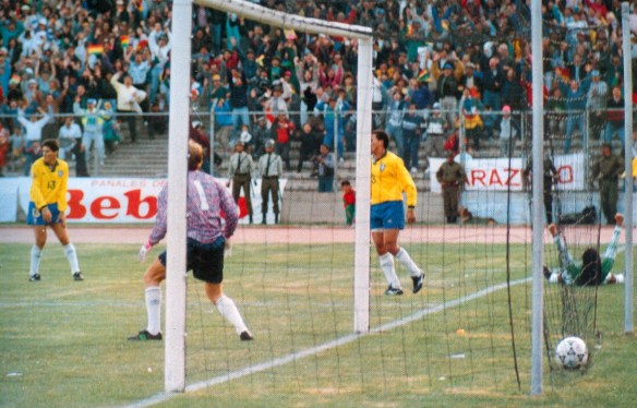 Taffarel no lo puede creer, Etcheverry, todavía en el suelo, tampoco. El Siles es una locura de emoción como nunca antes había vivido.