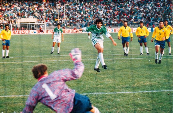 Sánchez falla el penal, en una jugada que parecía augurar un injusto empate.