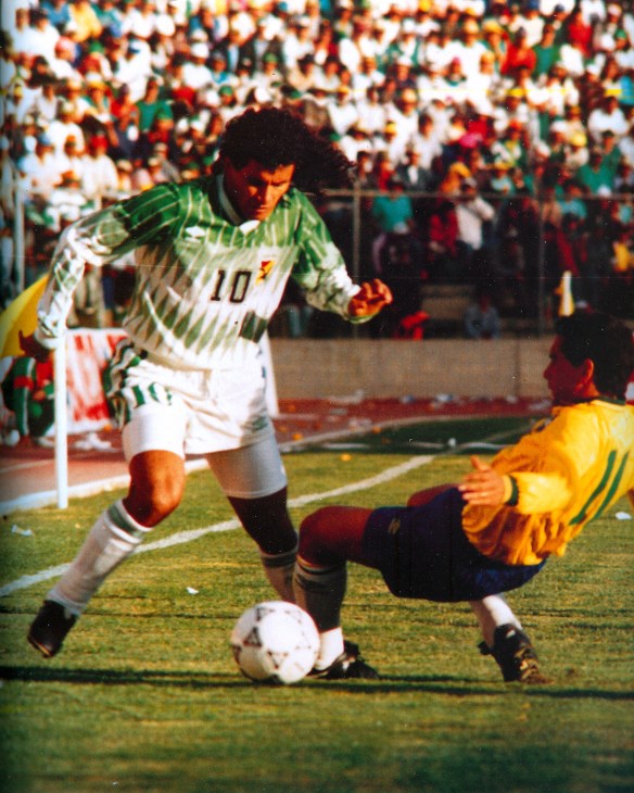 El 'Diablo', la bestia negra de Brasil, supera, como lo hizo en todo el partido, a la defensa brasileña.