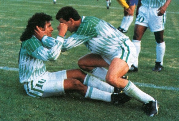 Baldivieso abraza al héroe. Es el momento de la gloria