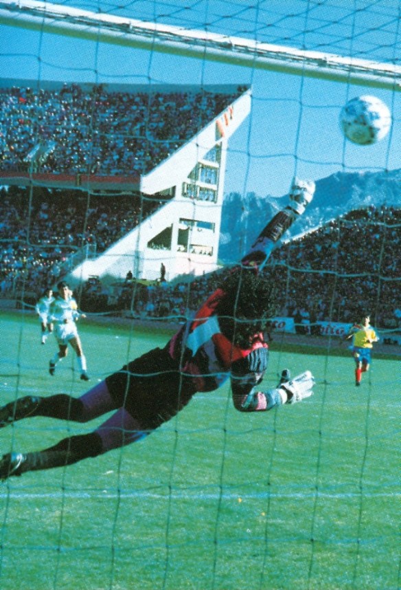 La pelota tras rebotar en el travesaño entra en el arco de Espinoza.