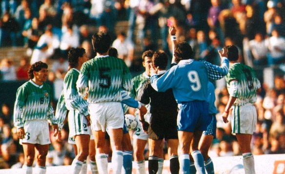 Un triunfo uruguayo regalado por el árbitro con el penal in acial y la prolongación insólita del primer tiempo