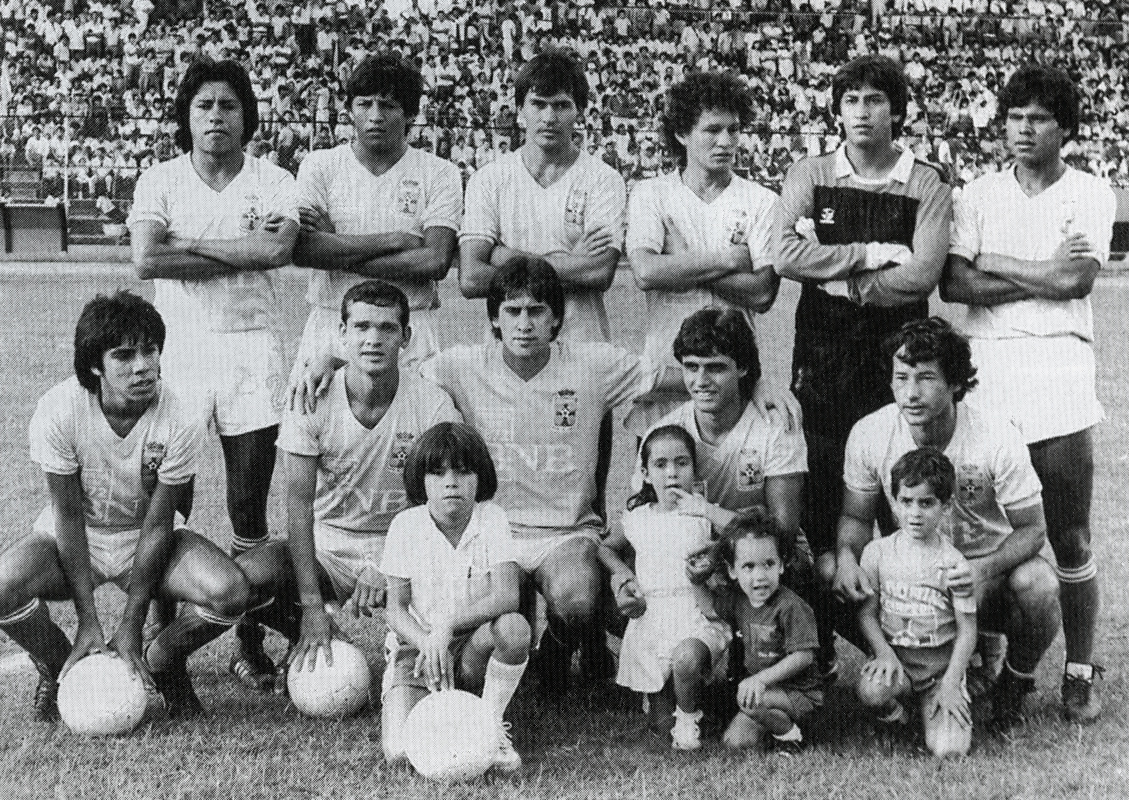 Blooming (1985), Wilstermann (1981) y Bolívar (1986), llegaron a unas particulares semifinales que se resolvían en sendos triangulares. Esa modalidad desapareció. Los celestes en el 85 con tracks como Sánchez, Paniagua, Rojas y Taqueo.