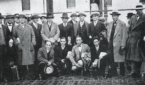 La delegación de Bolivia llega al puerto de Montevideo pocos días antes del comienzo del torneo mundial.