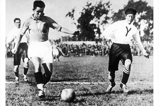 Bek de Yugoslavia enfrenta a Chavarría en el bordel del arco boliviano.