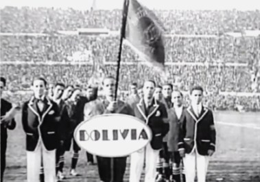 La delegación de Bolivia desfila en la inauguración del estadio Centenario