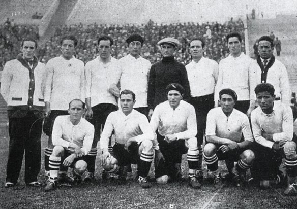 Bolivia posa antes de su segundo encuentro frente a Brasil. En la foto el técnico Saucedo. En cuclillas, el "Chato" Reyes Ortiz (1º izq), Méndez el capitán (2º) y Alborta (4º).