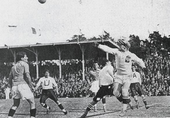 Despeje apurado del arquero yugoslavo antes violento remate de Alborta
