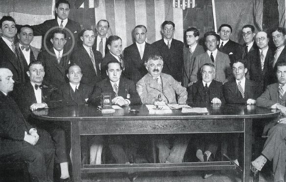 ¡Otros tiempos! Reunión de los árbitros del Mundial. Entre ellos el DT de Bolivia, Ulises Saucedo (círculo) que además de dirigir a Bolivia árbitro un encuentro, fue juez de línea en varios y fue JUEZ DE LÍNEA DEL PARTIDO FINAL DE LA COPA DE 1930.