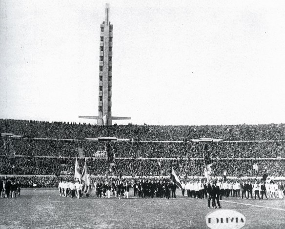Inauguración del estadio Centenario de Montevideo, 18 de julio de 1930. Las delegaciones de todas las selecciones desfilan en el campo. En primer plano el cartel de Bolivia.