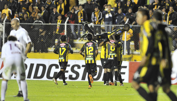 jugadores-strongest-defensor-sporting-uruguay_lrzima20140417_0209_4