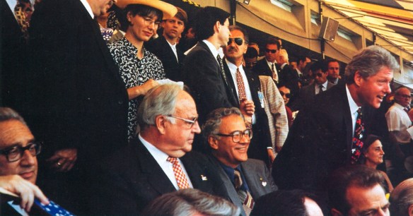 Henry Kissinger, el canciller alemán Helmut Kohl, el Presidente Gonzalo Sánchez de Lozada y el Presidente de EE.UU. Bill Clinton en las tribunas del Soldier Field en el partido Bolivia Alemania