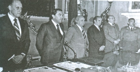 Con los máximos dirigentes del fútbol mundial Joao Havelange de la FIFA (a su izquierda) y Teófilo Salinas de la CSF (a su derecha)