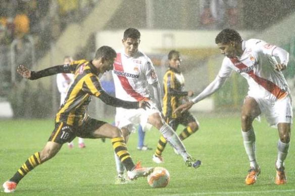Con la calidad de los grandes, en medio de una lluvia torrencial, Pablo Escobar -otra vez- fue el héroe del partido anotando los dos goles aurinegros