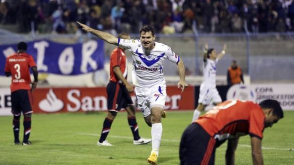  Orué celebra el primer tanto de los de la V azulada frente a River en Oruro