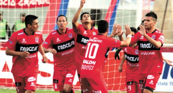 Los jugadores de Universitario de Sucre celebran el gol de apertura frente a Tigres en Monterrey