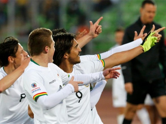 Martins y su característica celebración, después de anotar de penal su gol número 13 en la selección