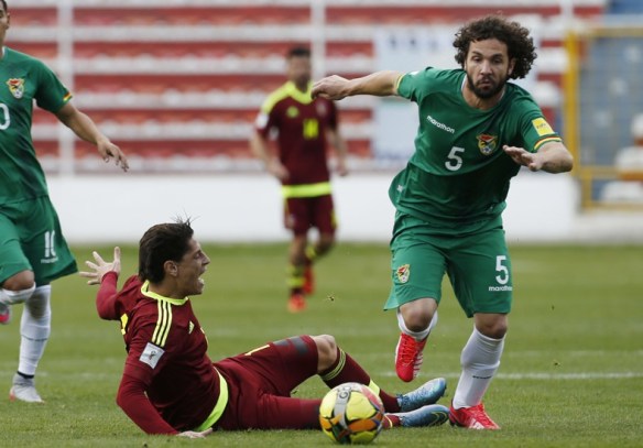 Marteli sale jugando desde atrás de la defensa boliviana