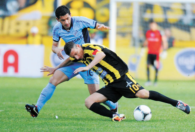 Duelo-Flores-Escobar-forcejean-anterior_LRZIMA20140207_0011_4