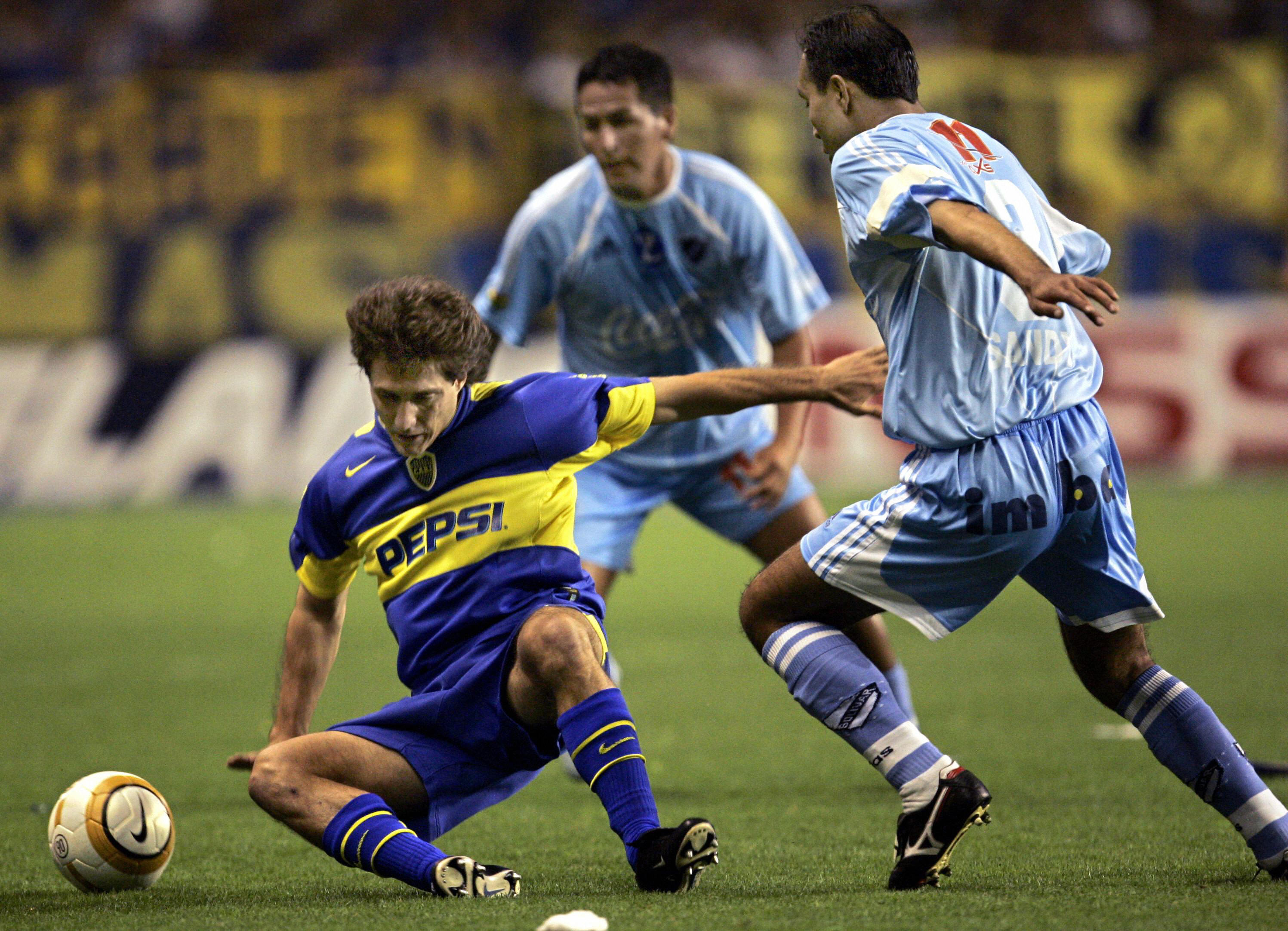 Guillermo Barros Schelotto (L) of Boca J
