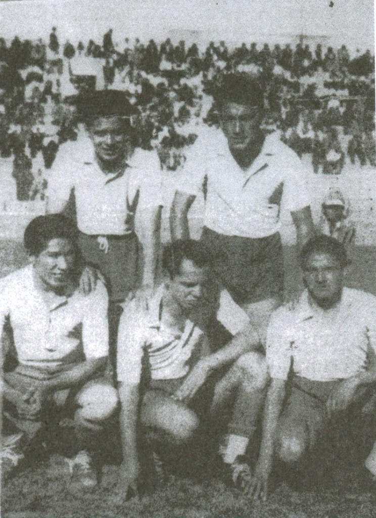 La delantera del primer campeón nacional, Bolívar. De cuclillas: Ugarte, Mena y Vargas.